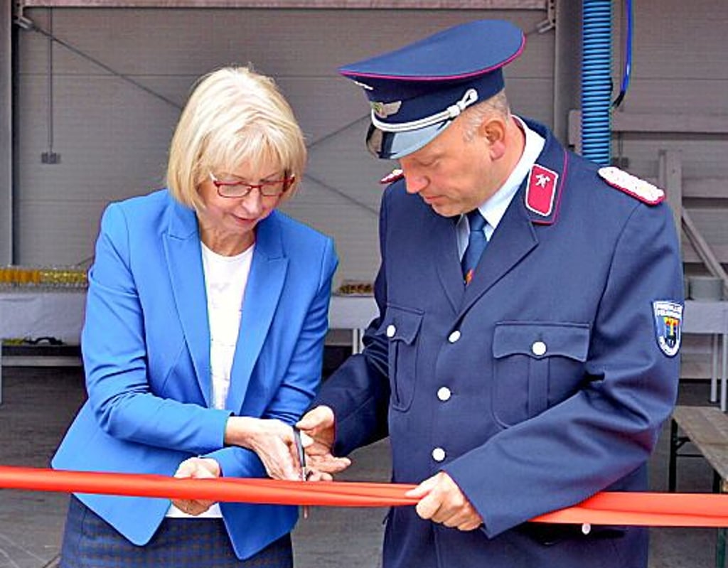 Haldenslebens stellvertretende Bürgermeisterin Sabine Wendler und Wehrleiter Frank Juhl eröffnet mit dem Scherenschnitt die neue Feuerwehrhalle. Foto: Juliane Just