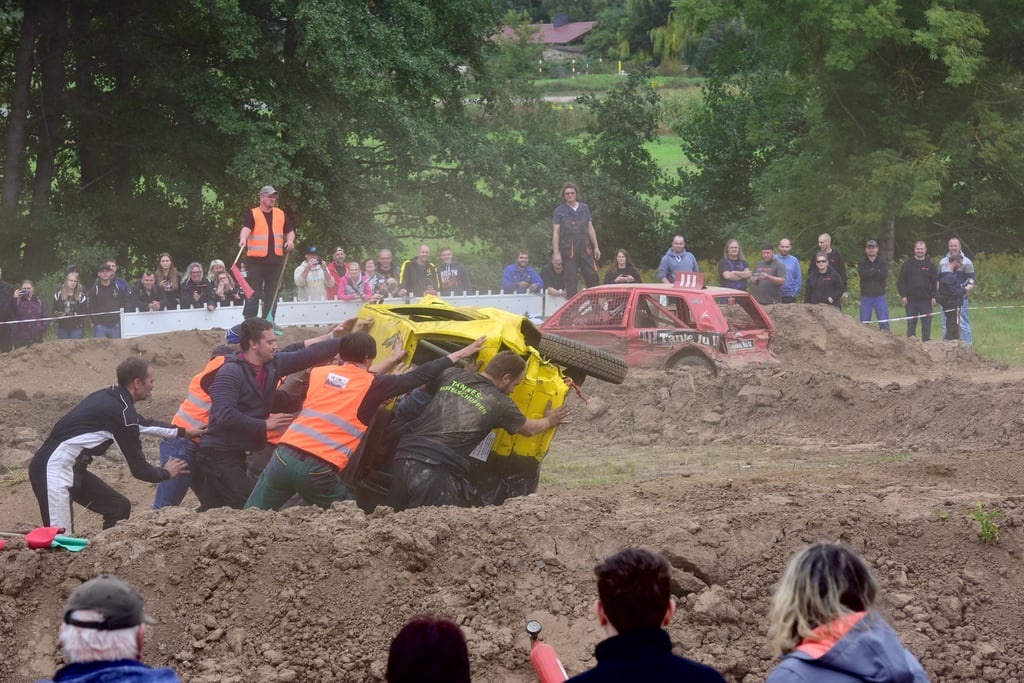 Mit Schwung und Muskelkraft wird ein Haverist, der von den anderen Wagen von der Strecke gedrängt wurde, wieder auf den richtigen Weg gebracht. Crashs und Überschläge gehören einfach dazu.
