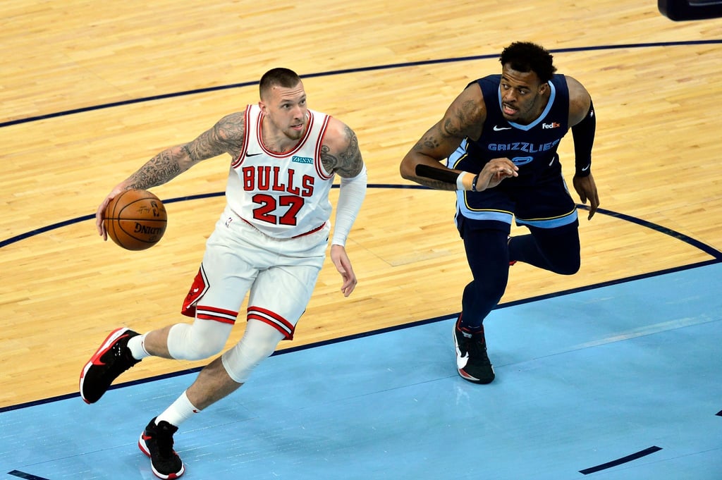 Daniel Theis (l) spielt künftig für die Houston Rockets.