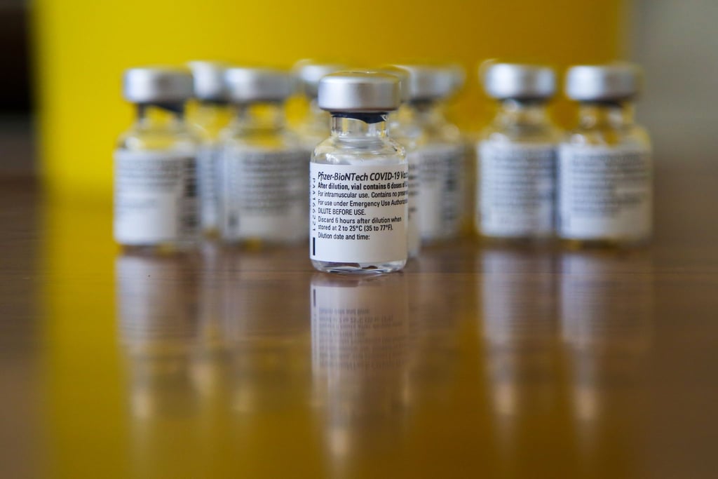 Fläschchen mit Biontech Pfizer Impfstoff warten auf ihren Einsatz.