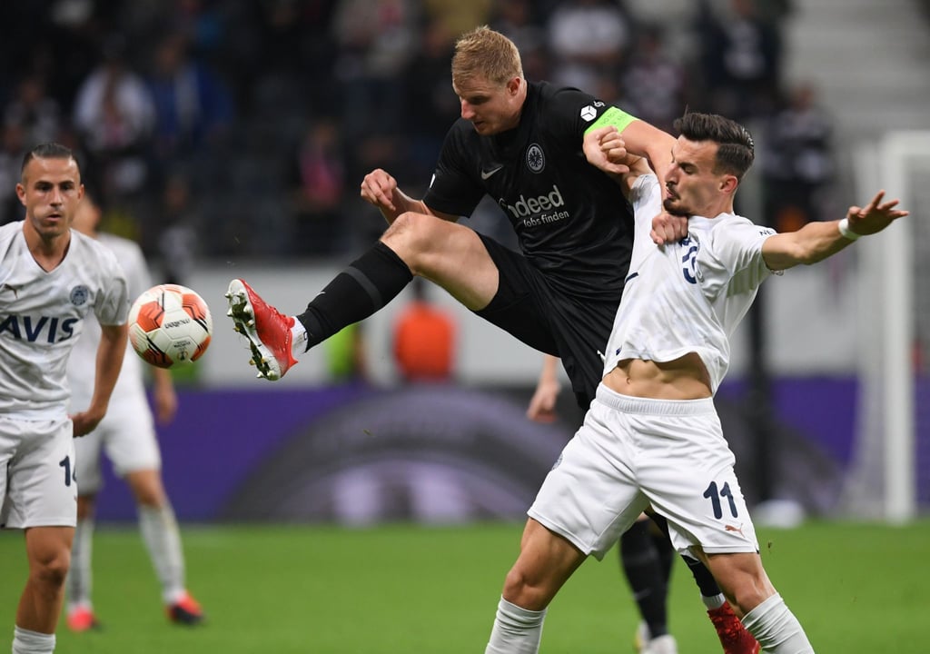 Frankfurts Martin Hinteregger (M) und Istanbuls Mergim Berisha kämpfen um den Ball.