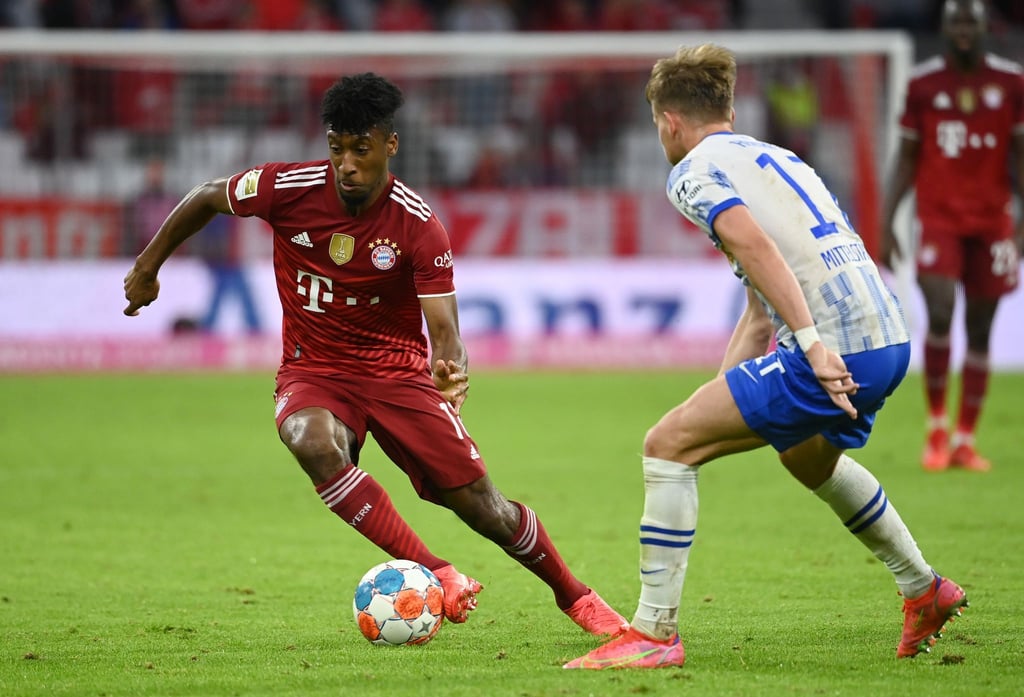 Münchens Kingsley Coman (l) und Herthas Maximilian Mittelstädt kämpfen um den Ball.