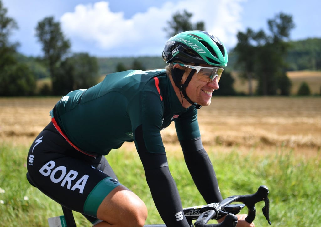 Pascal Ackermann vom Team Bora-Hansgrohe sitzt lächelnd auf dem Rad.