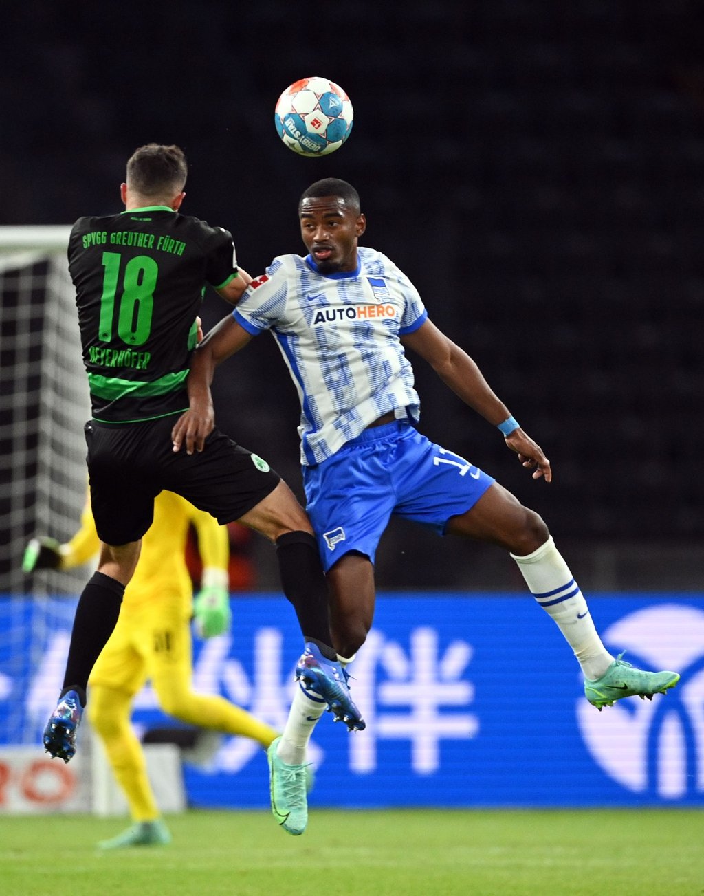 Herthas Myziane Maolida (r) im Zweikampf mit Marco Meyerhöfer von Fürth.