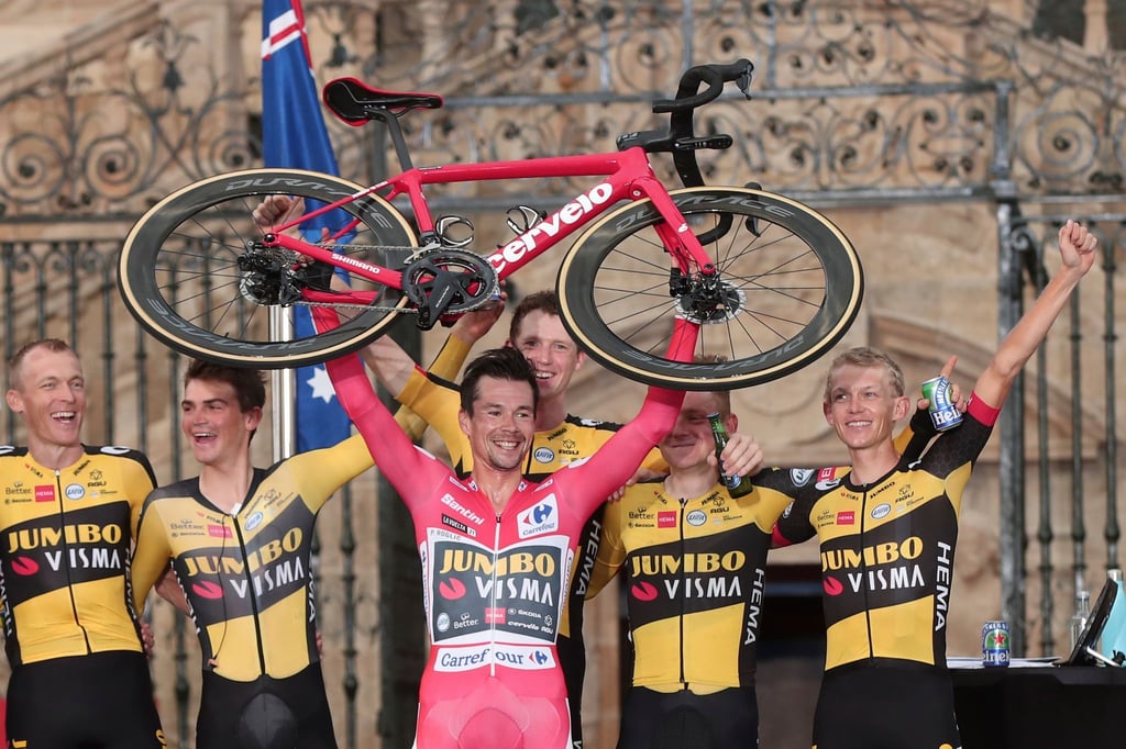 Jumbo-Visma-Profi Primoz Roglic (M.) gewann zum dritten Mal in Folge die Vuelta.