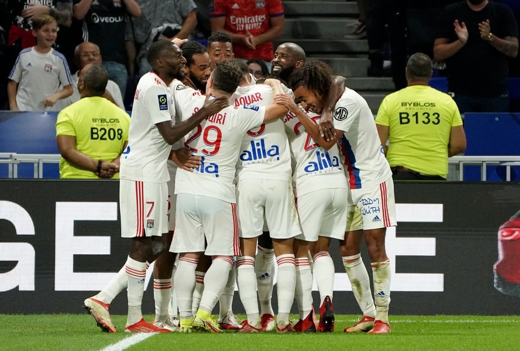 Die Spieler von Lyon jubeln über den 3:1-Erfolg über Racing Straßburg.