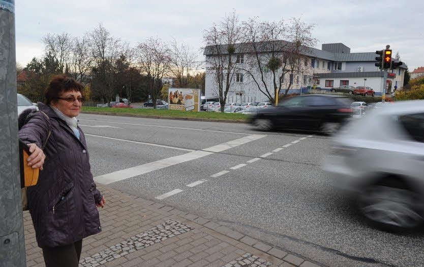 Helga Langelüttich kann lange auf ein Tonsignal warten, wenn sie vorn den Kasten drückt. Der Auslöser befindet sich nämlich darunter.