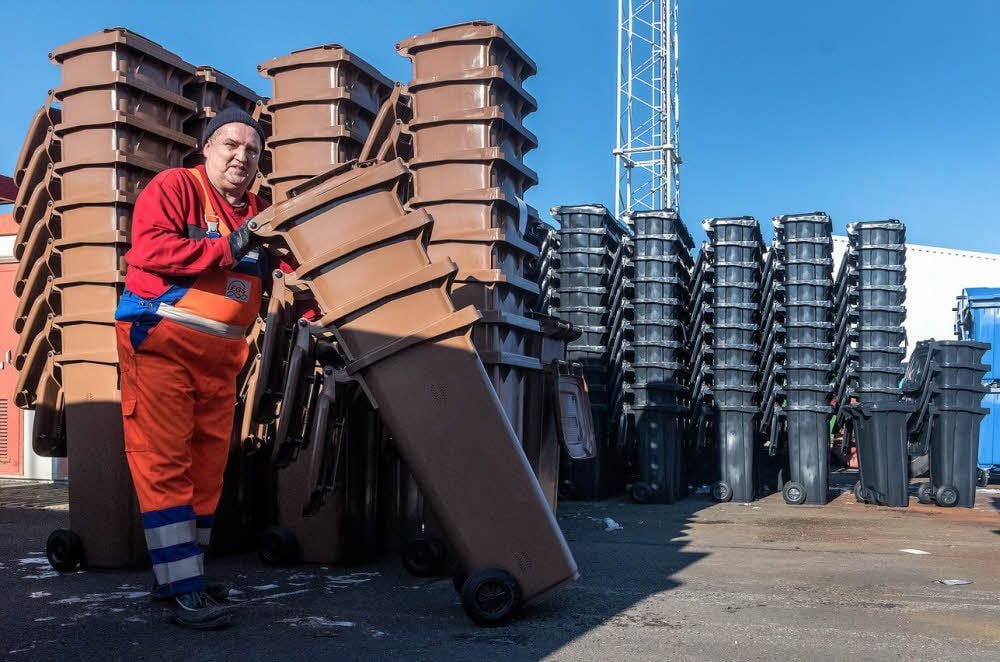 Olaf Friedel verlädt die neuen Bio-Tonnen auf die Fahrzeuge.