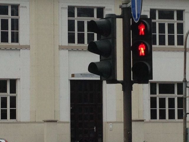 Dürfen Autofahrer eilige Fußgänger, die über rote Ampeln rennen, anhupen?