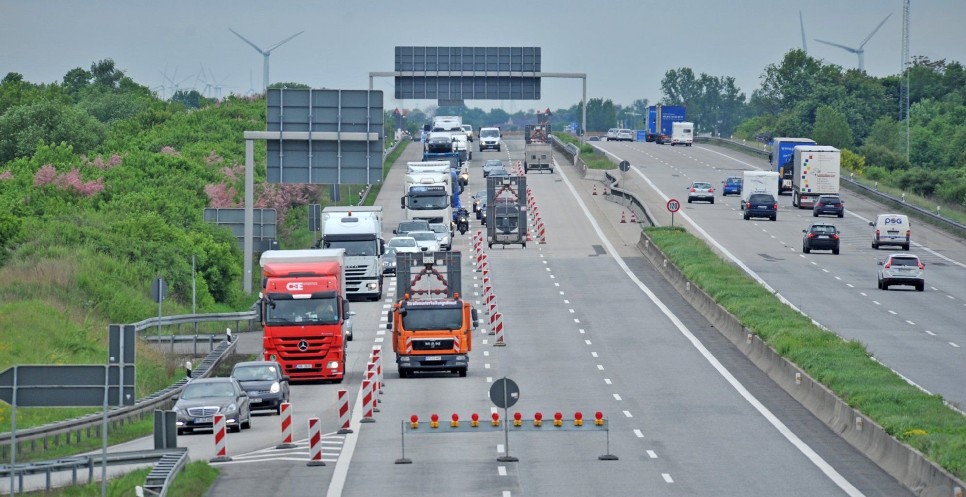 An der Abfahrt Bitterfeld-Wolfen müssen die Autofahrer die A9 Richtung Berlin verlassen.