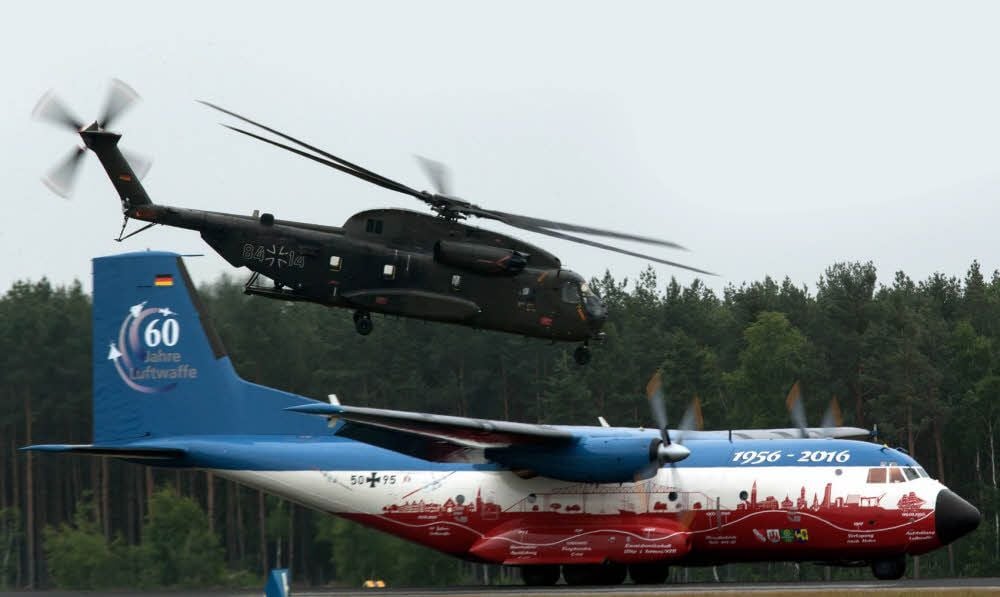 Zu den Trainingselementen in Holzdorf gehört auch dies: EineTransall C160 setzt kurz auf dem Boden auf, um Material und Soldaten an den vermeintlichen Einsatzort zu bringen, während eine CH-53 GA das Areal aus der Luft absichert.