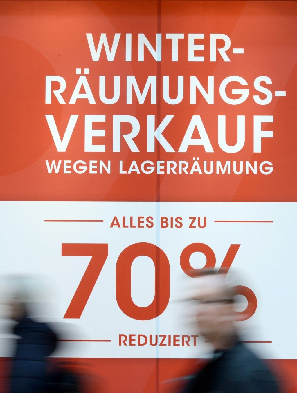 Im deutschen Einzelhandel beginnt der Winterschlussverkauf. Nach einem bislang deutlich zu milden Winter seien die Lager vieler Händler noch gut mit warmer Winterkleidung gefüllt, teilte der Handelsverband Deutschland mit.