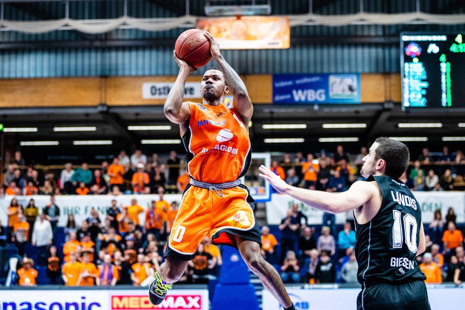 Lee Moore zieht für den MBC dynamisch zum Korb.