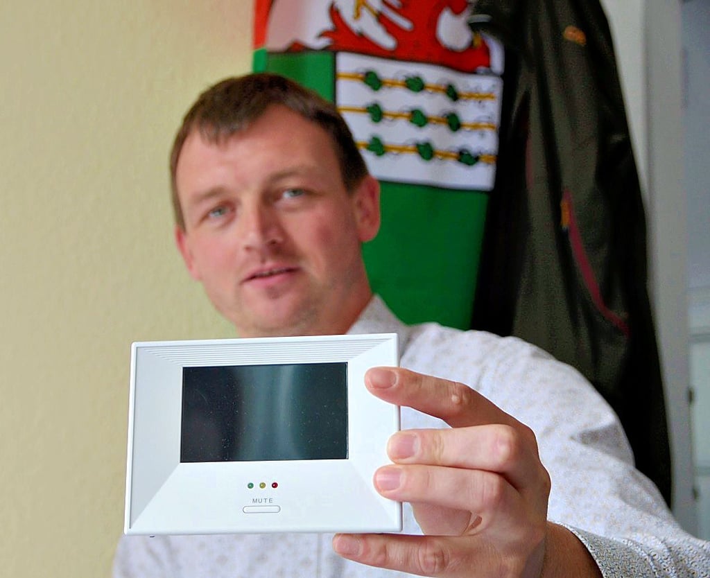 Sachgebietsleiter Christoph Lindecke mit einem Kohlendioxid-Messgerät, das mit dem Schulbeginn in den städtischen Grundschulen in jedem Klassenraum vorhanden ist.