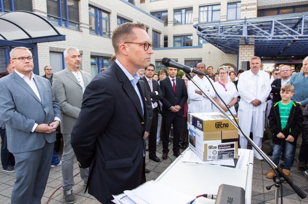 Zur Übergabe der Unterschriften hatte der Zeitzer Oberbürgermeister Christian Thieme noch Hoffnung, dass weiter Kinder in Zeitz geboren werden. Die Entscheidung dagegen, sieht er als Demütigung für Zeitz.