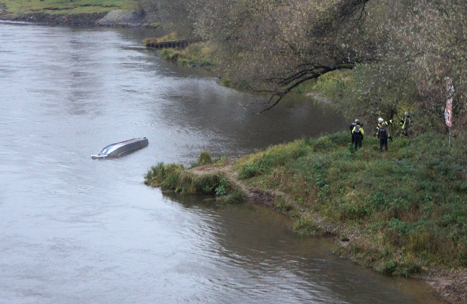 Einstzkräfte sind in Magdeburg im Einsatz, nachdem auf der Elbe ein Boot des Technischen Hilfswerks (THW) gekentert war.