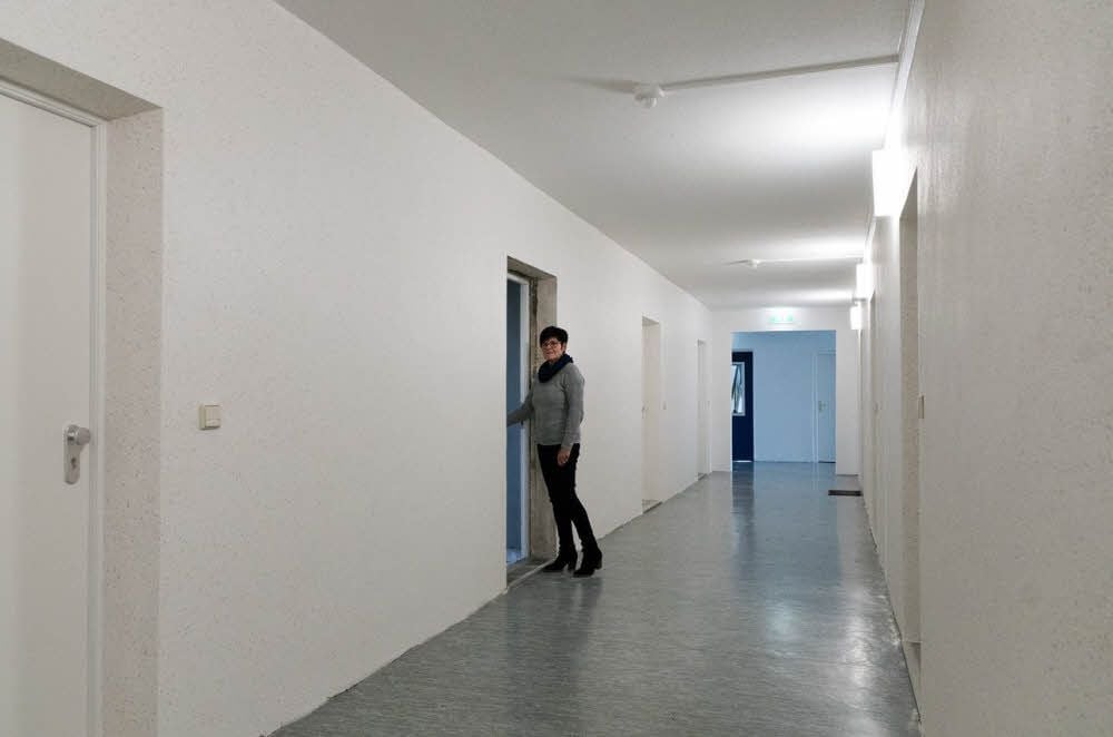 Elke Schipper zeigt den grundhaft sanierten Flur.