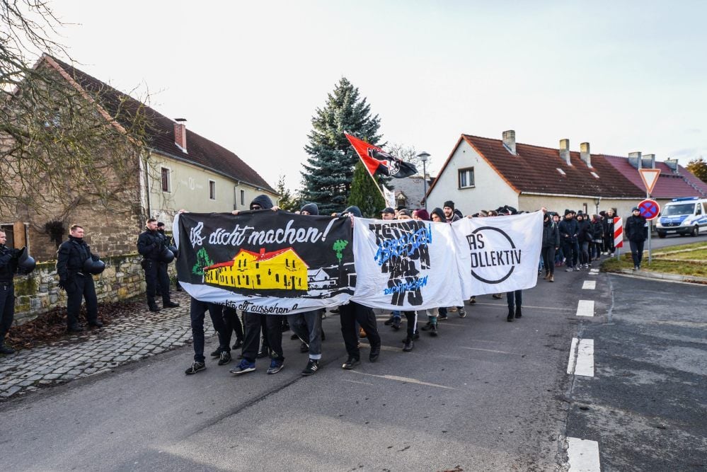 Protest vor dem Sitz des Antaios-Verlages in Schnellroda.