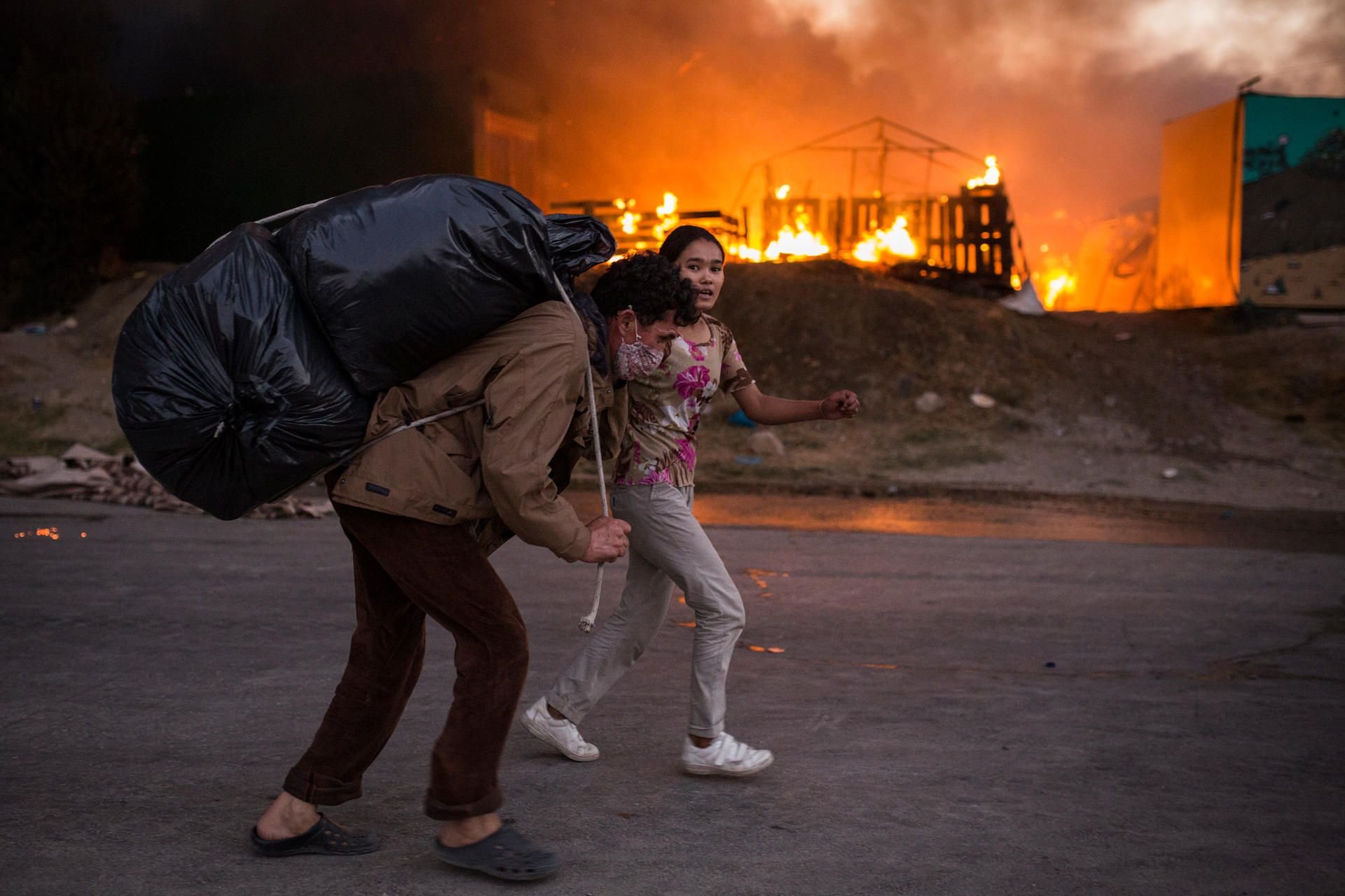 Migranten fliehen vor dem Feuer in Moria.