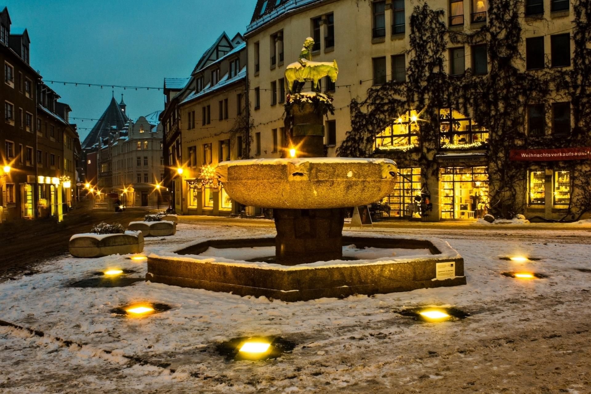Der Eselsbrunnen im Schnee auf dem Alten Markt.