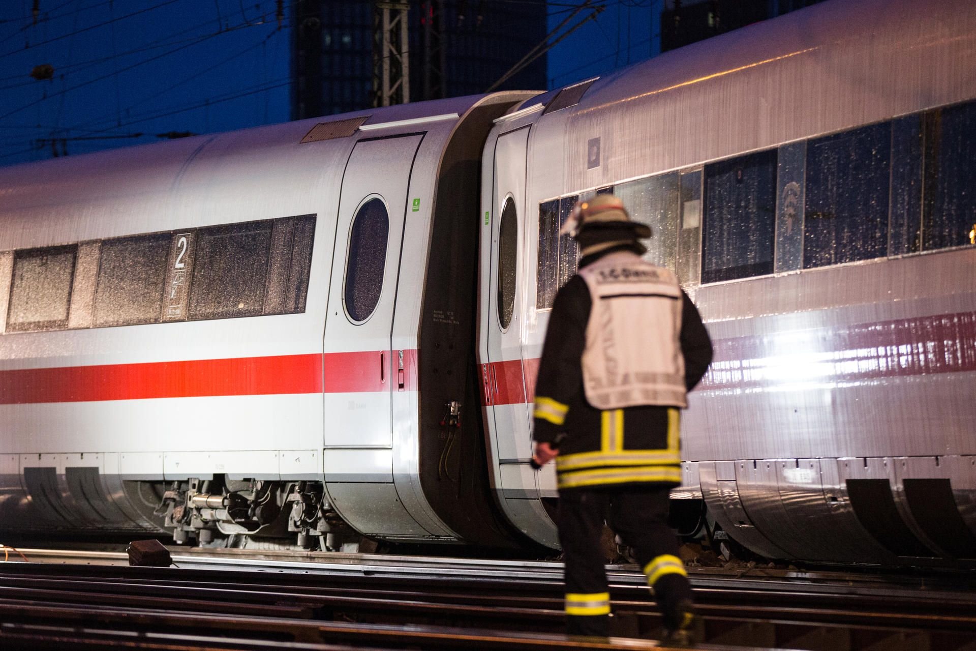 Der entgleiste ICE im Dortmunder Bahnhof