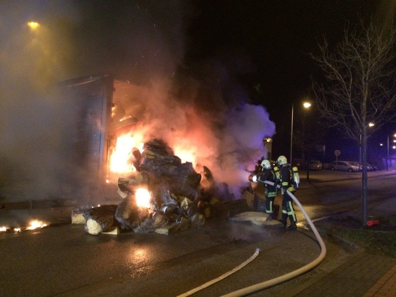 In Bernburg musste die Feuerwehr zu einem Lkw-Brand ausrücken.