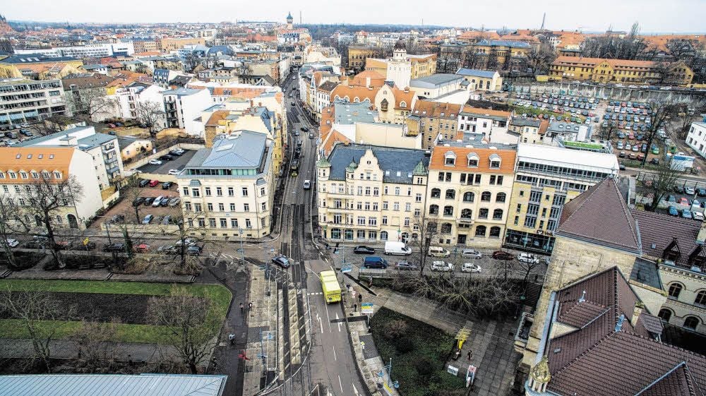 Blick aus der Luft vom Joliot-Curie-Platz in die Große Steinstraße: Im Rahmen des Stadtbahnprogramms werden die Verkehrsanlagen ausgebaut.