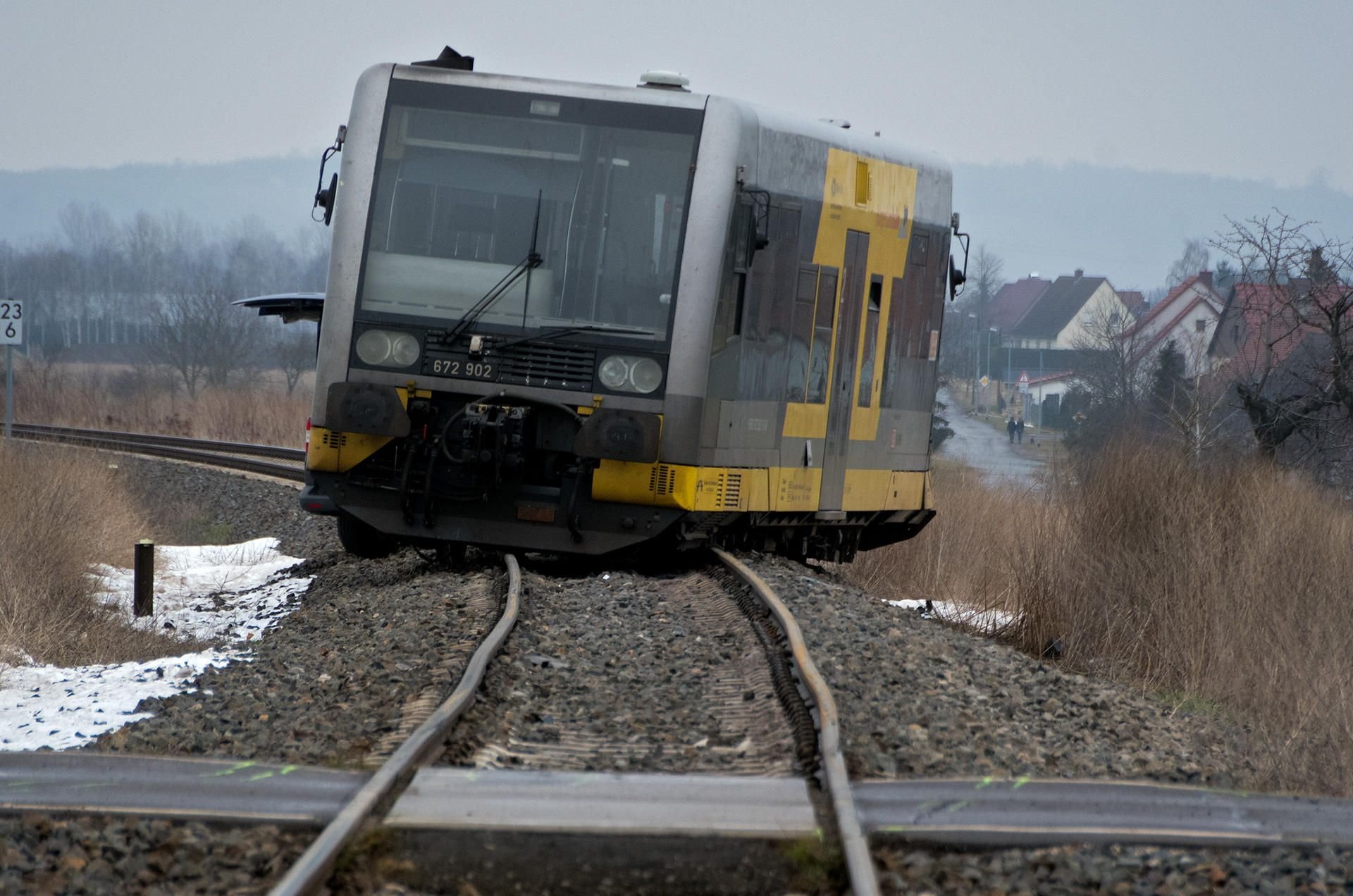 Nach dem Unfall waren die Bahngleise der Burgenlandbahn so stark beschädigt, dass die Strecke nicht mehr befahrbar war. Der verunglückte Triebwagen musste abgeschleppt werden.