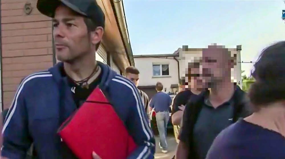 Einen Tag vor der vollzogenen Zwangsräumung scharte Adrian Ursache (links) Unterstützer um sich. Darunter hat sich auch Wolfgang P. (rechts) befunden. Er soll acht Wochen später einen Polizisten erschossen haben. Das Foto ist ein Screenshot aus einem Fernsehbeitrag des MDR.