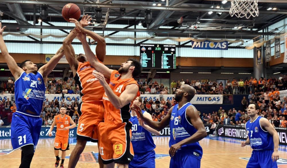 Tremmell Darden und Aleksandar Marelja im Kampf um den Ball.