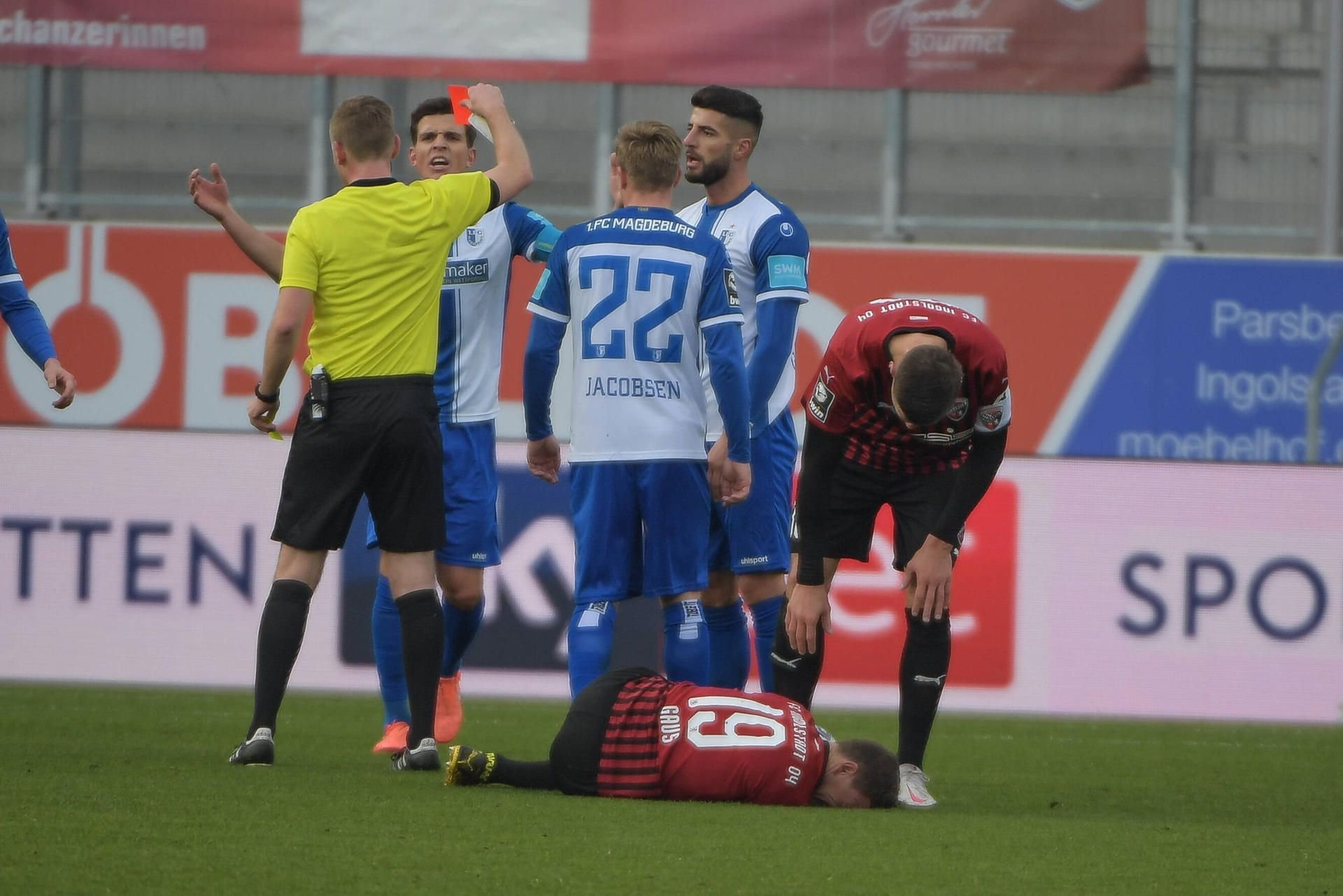Magdeburgs Jürgen Gjasula sieht früh die Gelb-Rote Karte.