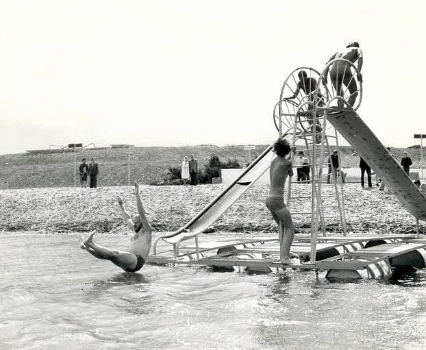 Von wegen still ruht der See: Schon damals konnten Besucher der Teiche nicht nur Baden, sondern sich auch auf Rutschen und Spielplätzen austoben.