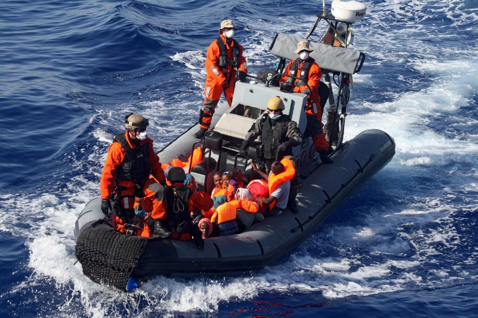 45 Leichen sind am Wochenende an die libysche Küste angeschwemmt worden. Sie hatten weniger Glück als die auf dem Bild zu sehenden Schiffbrüchigen, die gerettet werden konnten. (Symbolbild).