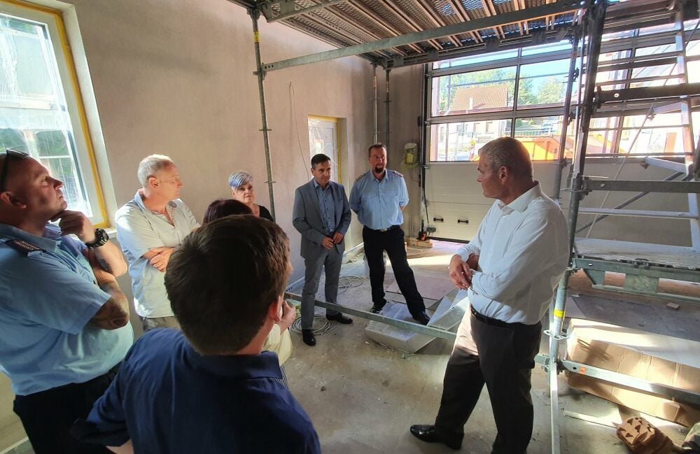 Minister Holger Stahlknecht (r.) war zu Besuch bei der Feuerwehr in Siptenfelde. Ortswehrleiter Tom Hartung (2. v. r.) machte eine Baustellenführung.