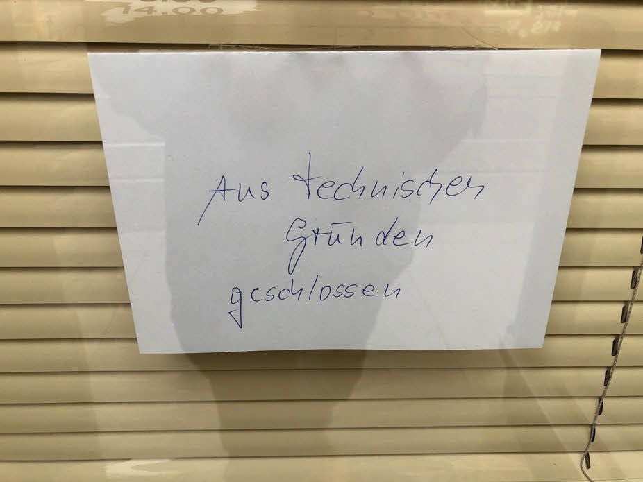 Nach dem Überfall wurde das Juweliergeschäft geschlossen. Die Polizei ermittelt.