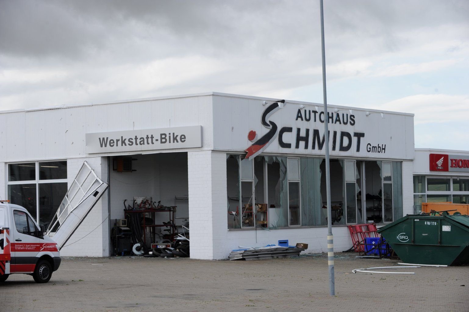 Scheiben eingedrückt, Tor herausgerissen: Das Autohaus Schmidt im Gewerbegebiet in Rothenschirmbach hat zahlreiche Schäden bei dem Gewittersturm davongetragen.