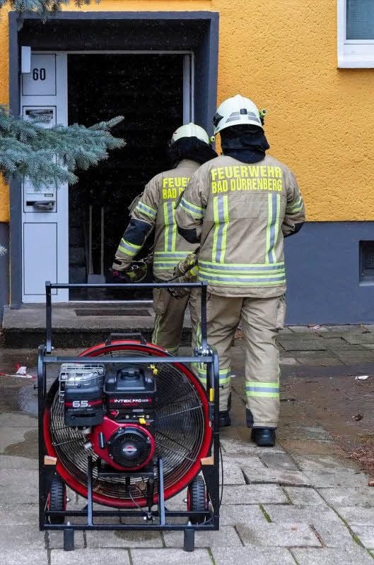 14 Personen waren nach dem Kellerbrand in Bad Dürrenberg vorsorglich in ein Krankenhaus gebracht worden. Um das Haus zu entlüften setzte die Feuerwehr Spezialtechnik ein.