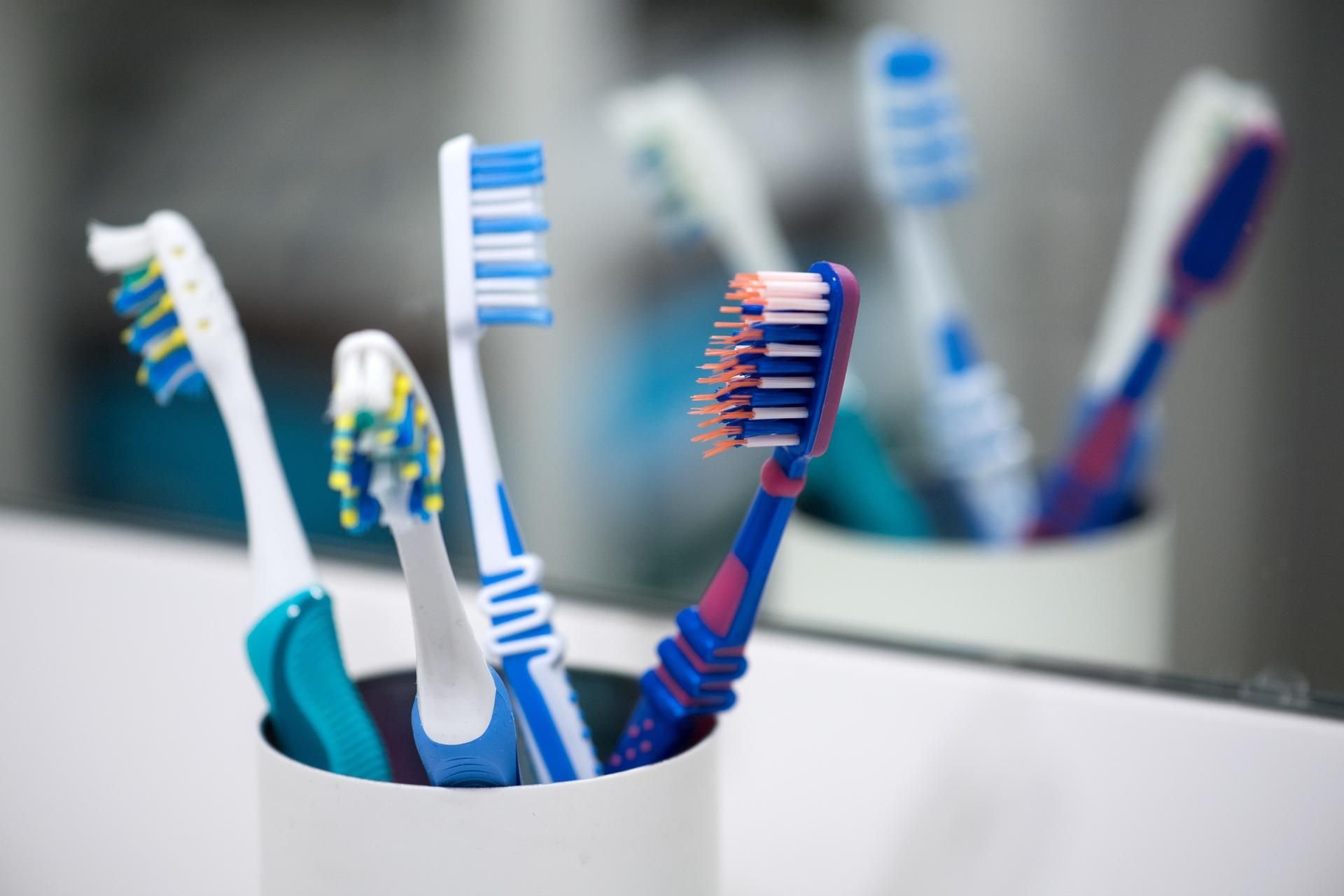In Zahnputzbechern aus Plastik tummeln sich die Keime, wenn man sie nicht regelmäßig reinigt.