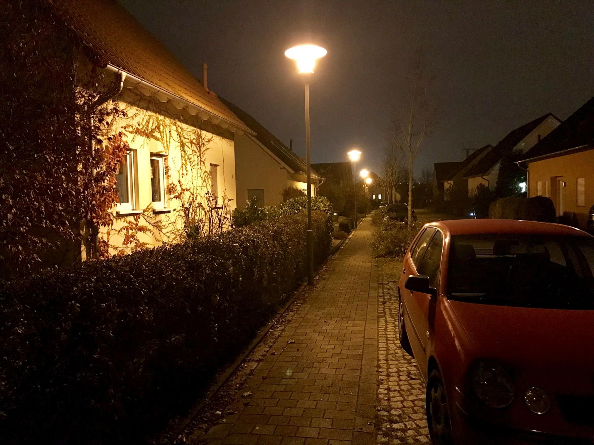 Die nächtliche Idylle in Heide-Süd kann trügen. Einbrecher sind hier regelmäßig am Werk.