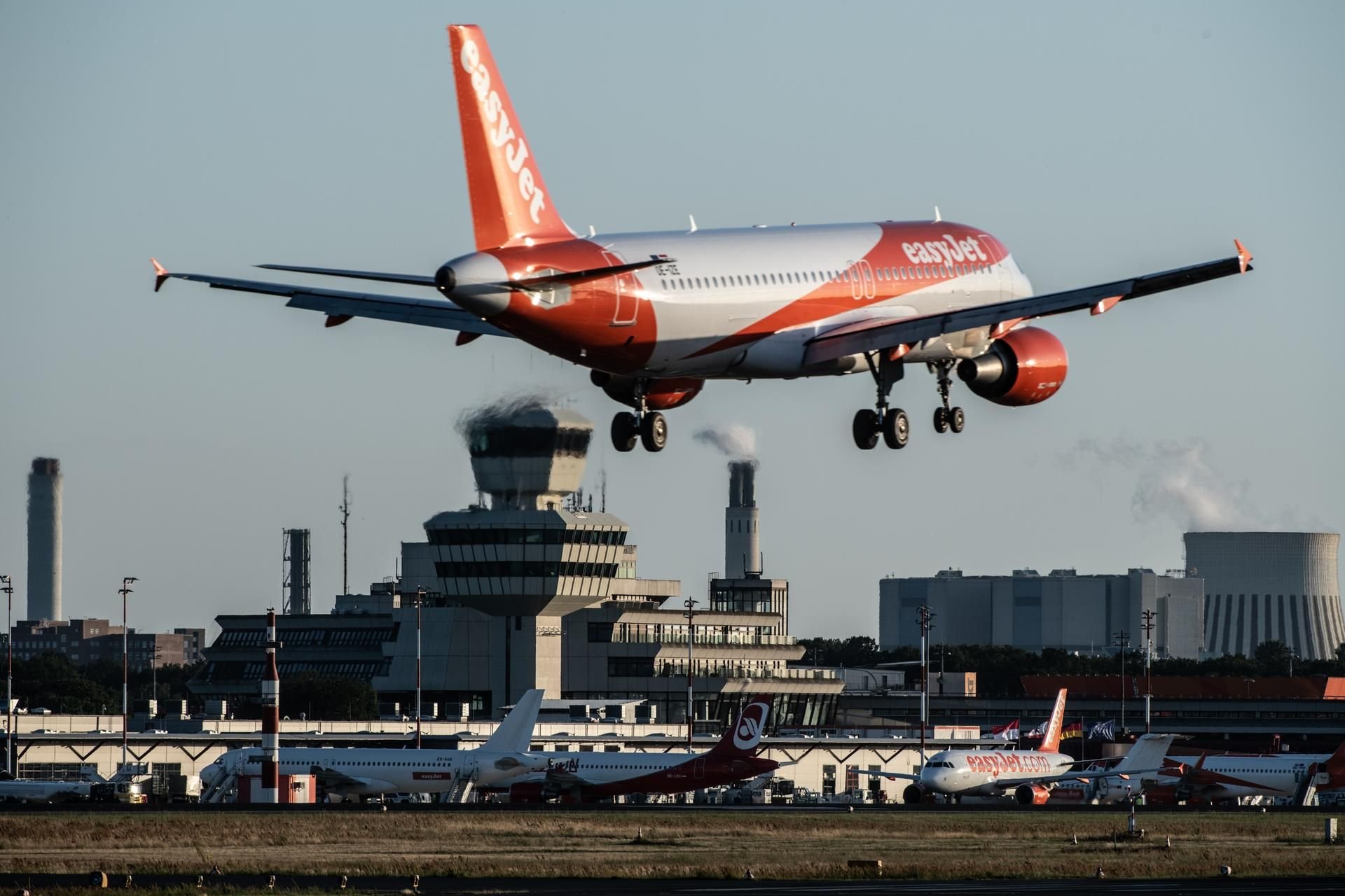 Eine Maschine der Fluglinie EasyJet landet am Abend auf dem Flughafen Tegel.