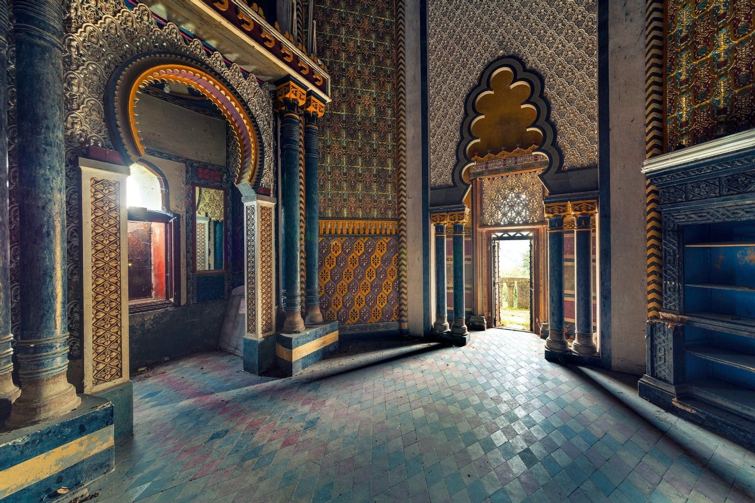 La sala dei segreti: Vom Balkon der kleinen, sehr hohen Halle hat man einen herrlichen Blick. Gerüchten zufolge sind unter den Wandmalereien auf der anderen Seite die Geheimnisse des Wunderheilers Cesare Mattei verborgen.