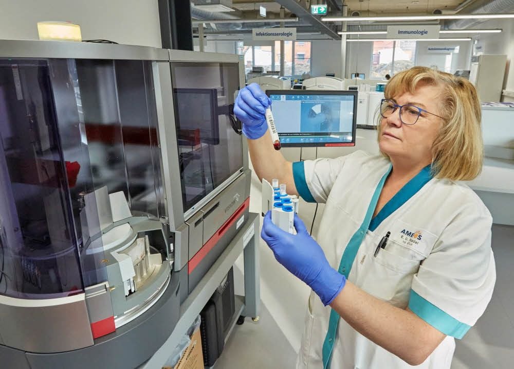 Ellen Ute Riedel beim Vorbereiten der Blutgruppenbestimmung im Blutgruppenautomaten im neuen Labor.
