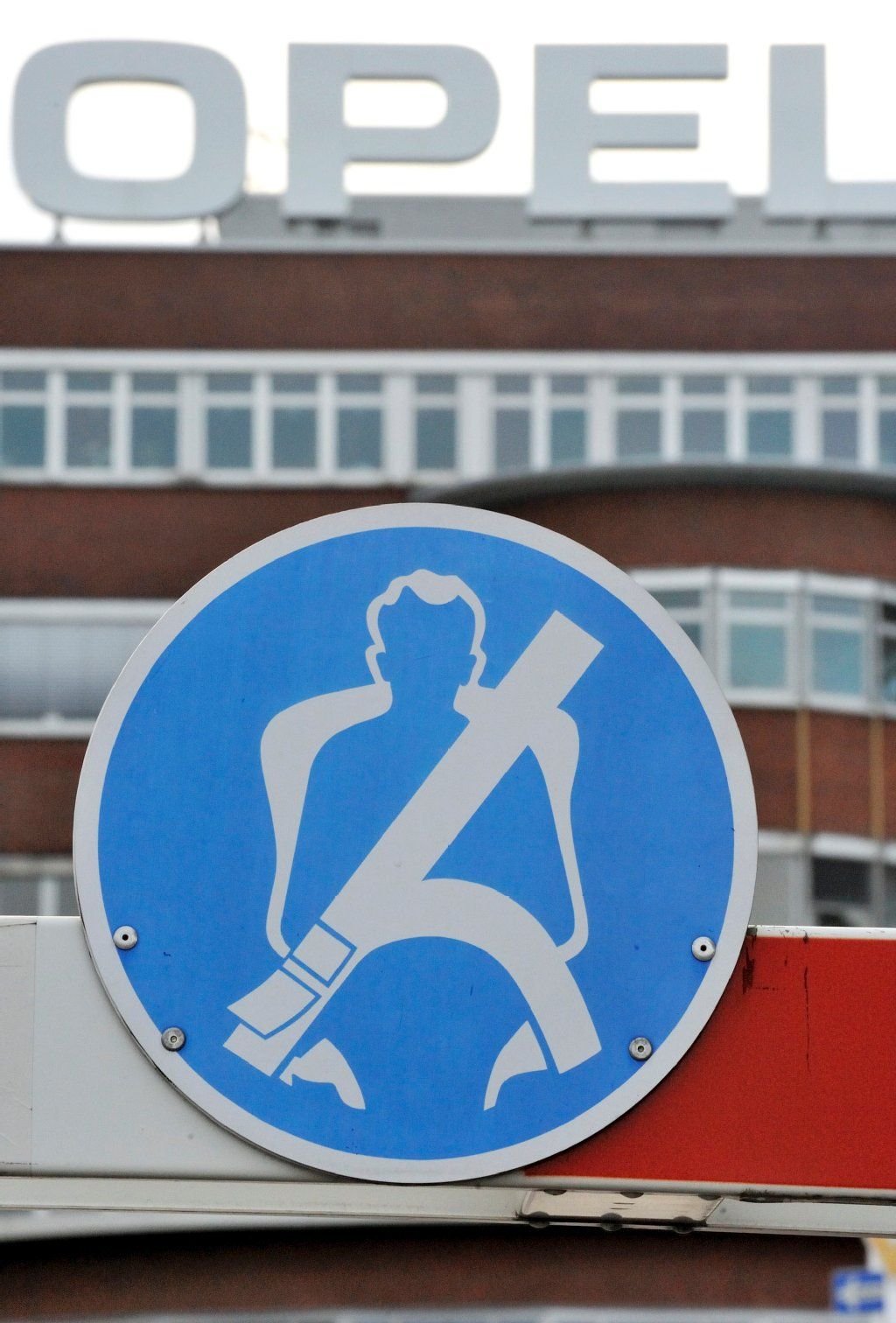Ein Verkehrsschild weist in Bochum auf die Anschnallpflicht hin.