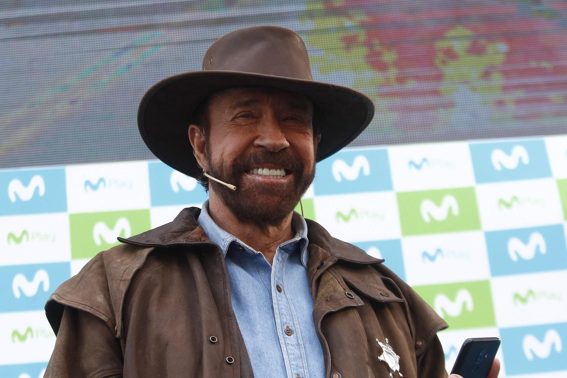 Chuck Norris ist als US-amerikanischer Kampfkünstler, Action-Schauspieler und Buchautor bekannt. Beim Sturm auf das Kapitol in Washington am 6. Januar war er wohl nicht beteiligt.