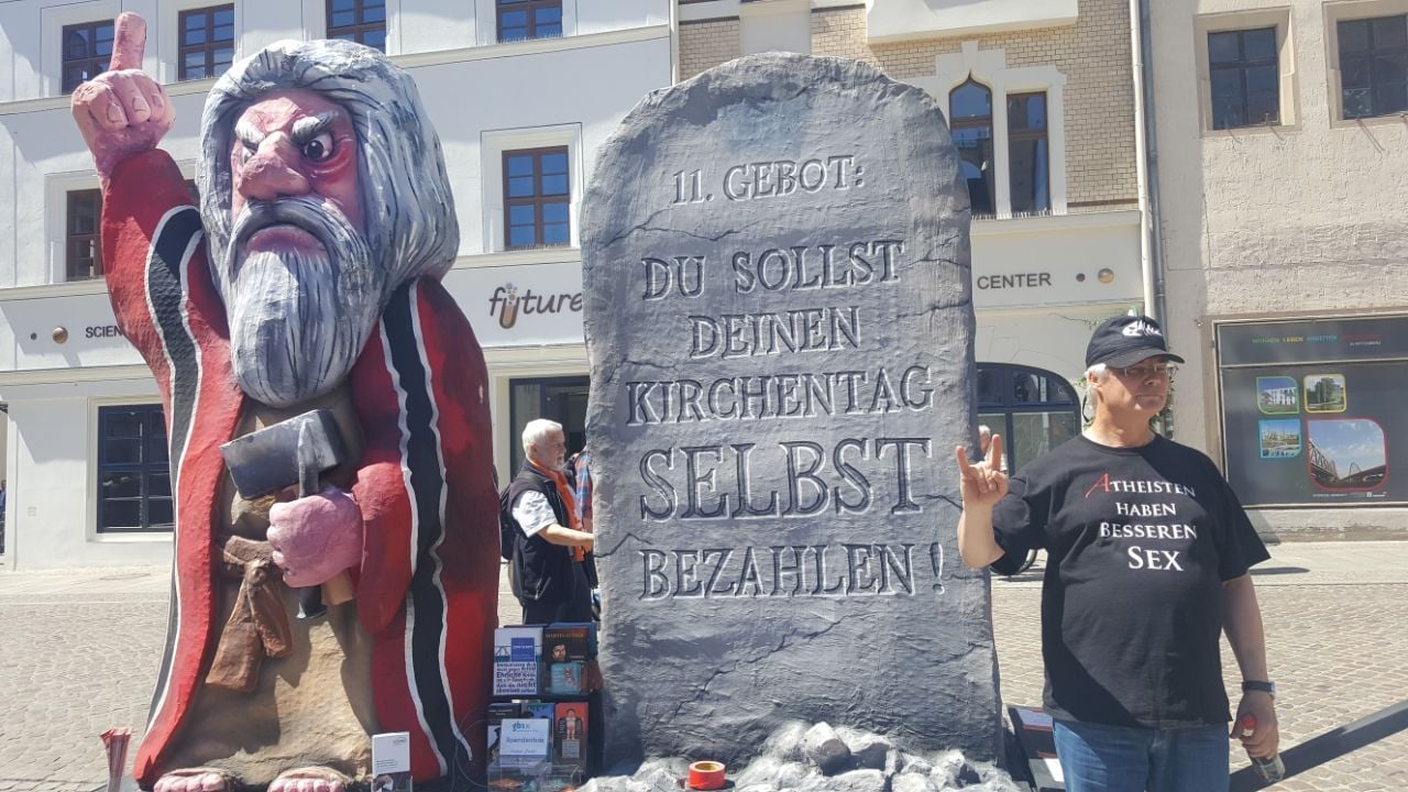 Holger: "Wir haben nichts dagegen, dass Kirche sich feiert. Wir haben nur was dagegen, wenn Sie staatlich subventioniert werden."