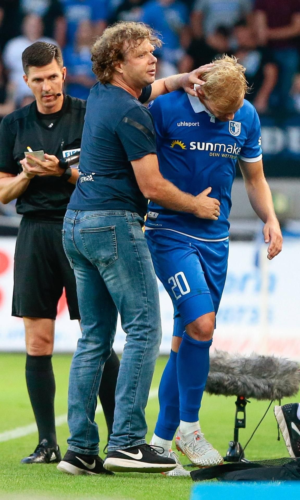 Sören Bertram bei seiner Auswechslung mit Trainer Stefan Krämer.