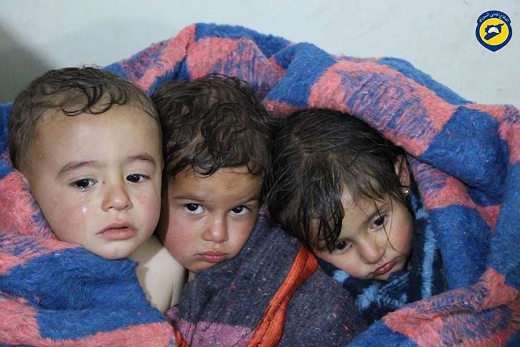 Das von der „Syria Civil Defence“ (Weißhelme) zur Verfügung gestelle Foto zeigt Kinder, die Opfer des mutmaßlichen Giftgasangriffs in Chan Scheichun wurden.