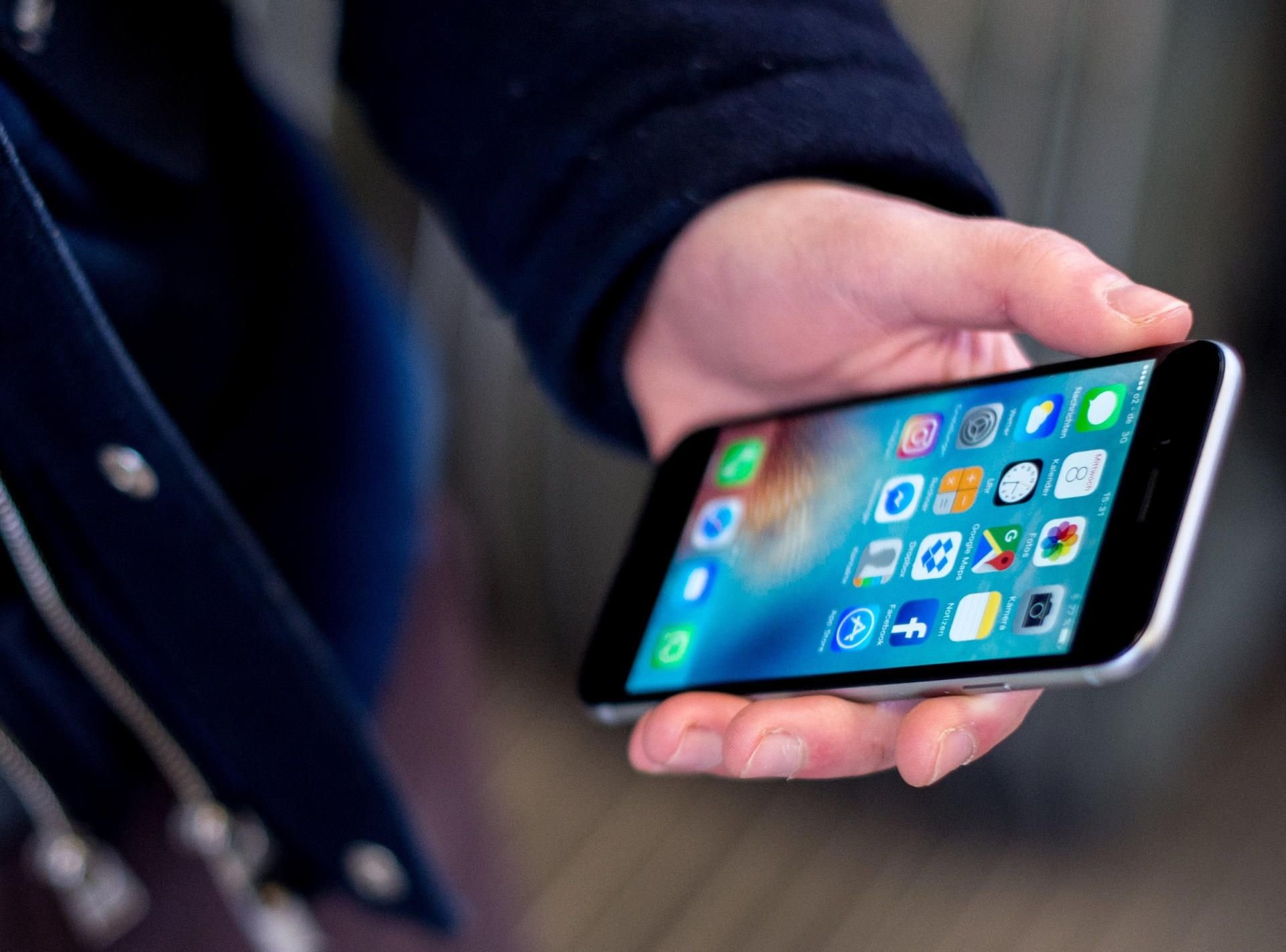 Wenn das Smartphone über einen längeren Zeitraum warm wird, kann es dem Gerät schaden.