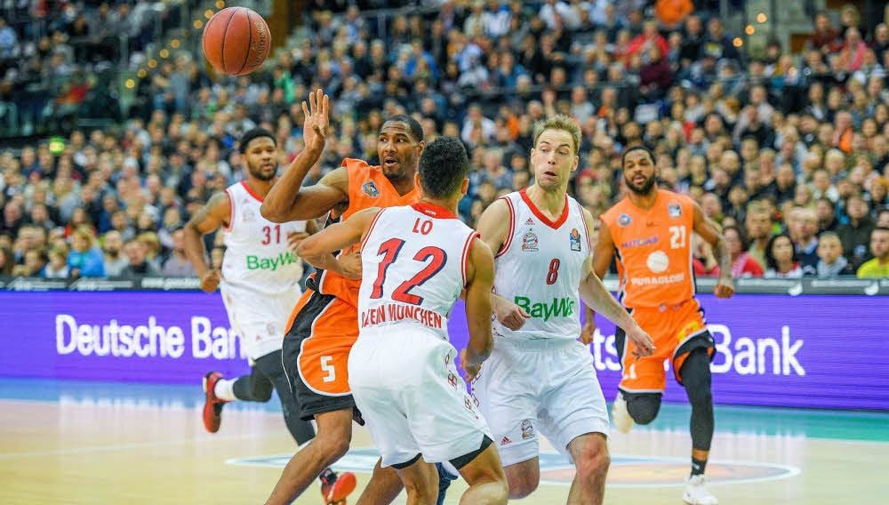 Tremmell Darden (2.v.li.) im Duell gegen Petteri Koponen (Bayern München)