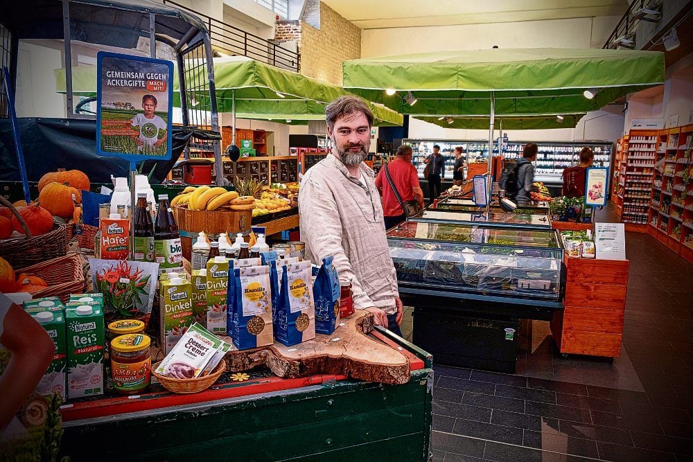 Malte Reupert betreibt drei Bio-Supermärkte in Leipzig. Der Markt in Plagwitz befindet sich in einem 20er-Jahre-Bau, in dem einst das jüdische Kaufhaus Joske ansässig war.